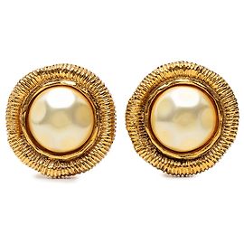Orecchini a clip Chanel placcati oro con perle finte