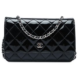 Bolso bandolera Chanel CC de charol acolchado negro con cartera y cadena