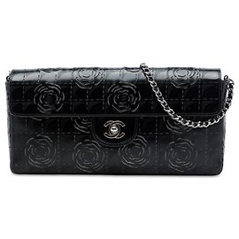 Chanel East West Flap Schultertasche aus schwarzem Lackleder mit lasergeschnittener Kamelie