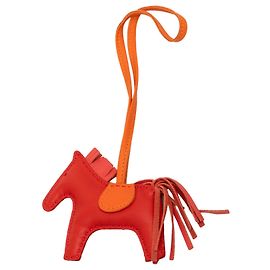 Hermès Grigri Rodeo Bag Charm PM aus Milo Lammleder rot