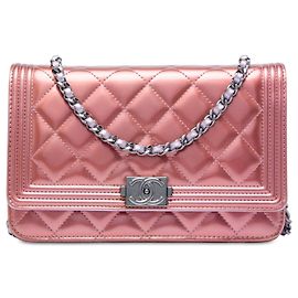 Borsa crossbody Chanel Boy Wallet on Chain in vernice metallizzata matelassé bicolore rosa