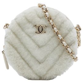 Clutch rotonda Chanel CC Chevron in shearling bianco con catena e tracolla