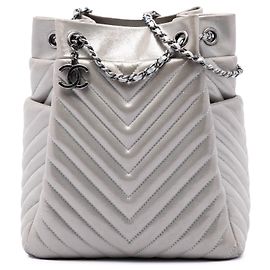 Borsa secchiello Chanel Urban Spirit Small in vitello iridescente argento con motivo Chevron