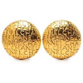 Orecchini a clip Chanel placcati in oro con logo inciso