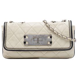 Borsa a tracolla Chanel Reissue 2.55 East West con patta in pelle d'agnello matelassé bianca