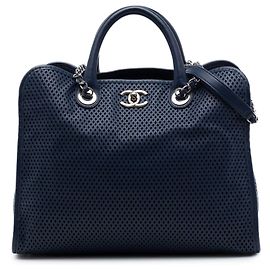 Chanel Up In The Air Tote aus perforiertem Kalbsleder in Blau