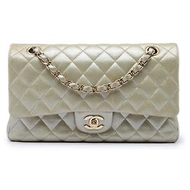Borsa a tracolla Chanel Medium Classic Double Flap in pelle d'agnello iridescente oro