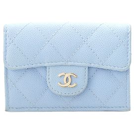 Portafoglio a patta Chanel CC matelassé in caviale blu, portafogli piccoli