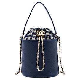Bolso bucket Chanel Medium CC de piel de becerro y tweed azul con cordón