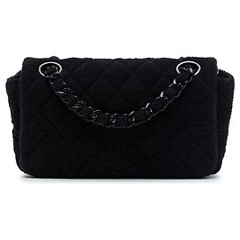 Schultertasche mit Klappe Chanel CC gesteppt aus schwarzem Frottee