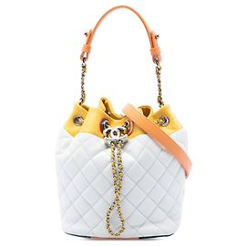 Borsa bucket Chanel Paris Cuba CC in pelle d'agnello trapuntata bianca con catena