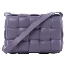 Bolso bandolera Bottega Veneta Padded Cassette Maxi Intrecciato de piel en color púrpura