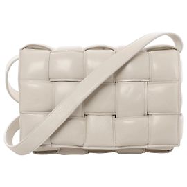 Borsa a tracolla Bottega Veneta Padded Cassette Maxi Intrecciato in pelle bianca