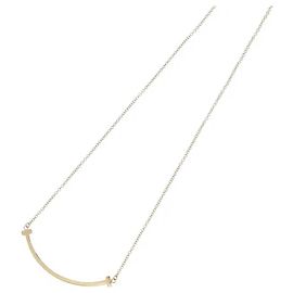 Tiffany & Co A necklace showcasing the distinctively warm, elegant brilliance of rose gold material. Its graceful curved design, evoking a smile at the corner of the mouth, creates a sophisticated atmosphere, and