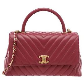 Un design sofisticato caratterizzato da un trapuntato a chevron a V tridimensionale che si armonizza con una silhouette strutturata. Il robusto manico superiore e l'ornamento a chiusura girevole CC firmato Chanel aggiungono un tocco classico