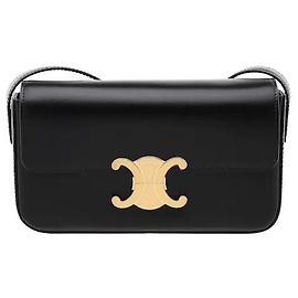 Céline Gefertigt aus glänzendem Kalbsleder mit einem glatten, subtilen Schimmer, vermittelt dieses Modell die charakteristisch moderne, luxuriöse Atmosphäre von Celine. Das ikonische Triomphe-Metalllogo der Marke ist auf dem