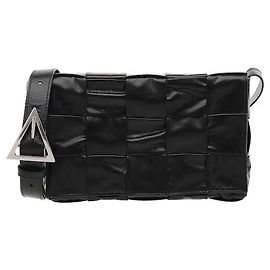 La borsa a tracolla Cassette mette in risalto l'iconica tecnica di intreccio Intrecciato di Bottega Veneta. Realizzata in materiale flessibile e lussuoso, offre un tocco morbido, e una silhouette pulita con patta aggiunge un tocco moderno