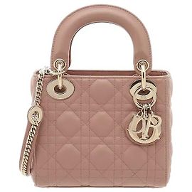 Die Dior Lady Dior Cannage Lambskin Bag Mini Blush ist eine Lady Dior Tasche in Mini-Größe mit Cannage-Steppung aus weichem Lammleder. Goldfarbene Metallanhänger setzen luxuriöse Akzente, und ein stabiler oberer