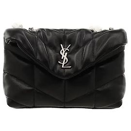 Ein ikonisches Saint Laurent Modell, das sich durch eine gemütliche, dreidimensionale Silhouette auszeichnet, die durch weiche Polsterung auf weichem Leder erzielt wird. Das YSL Cassandre Logo auf der Vorderseite harmoniert mit der anspruchsvollen Optik