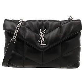 Ein ikonisches Saint Laurent Modell, das sich durch eine gemütliche, dreidimensionale Silhouette auszeichnet, die durch weiche Polsterung auf weichem Leder erzielt wird. Das YSL Cassandre Logo auf der Vorderseite harmoniert mit der anspruchsvollen Optik