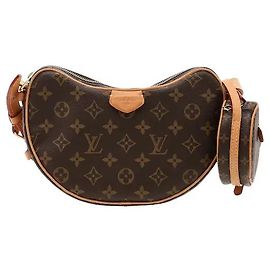 Una borsa a tracolla che regala un'atmosfera classica e unica grazie all'armonia dell'iconica tela Monogram di Louis Vuitton e a una sensuale silhouette a mezzaluna. Il corpo in tela rivestita, resistente allo sfregamento e