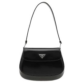 Prada Ein klassisches Stück, das anmutige Kurven mit einer modernen Silhouette verbindet. Hergestellt aus gebürstetem Kalbsleder mit einem subtilen Glanz, ist es kratzfest und besticht durch eine robuste Formbeständigkeit. Mit einem