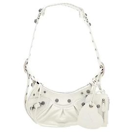 Borchie sofisticate e dettagli della fibbia in pelle completano lo stile moto distintamente originale di Balenciaga. Uno specchio rimovibile a forma di cuore e un pochette con zip sono inclusi per una maggiore praticità, e