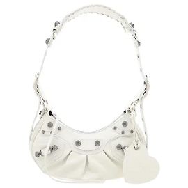 Borchie sofisticate e dettagli della fibbia in pelle completano lo stile moto distintamente originale di Balenciaga. Uno specchio rimovibile a forma di cuore è incluso per una maggiore praticità, e l'imbottitura in pelle