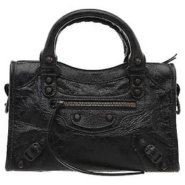 La mini borsa Le City reinterpreta in modo compatto il design iconico di Balenciaga. La pelle in stile vintage con una caratteristica piega naturale si armonizza con le decorazioni di fibbie e borchie per un look street distintivo