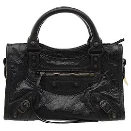 La mini borsa Le City reinterpreta in modo compatto il design iconico di Balenciaga. La pelle in stile vintage con una caratteristica piega naturale si armonizza con le decorazioni di fibbie e borchie per un look street distintivo.