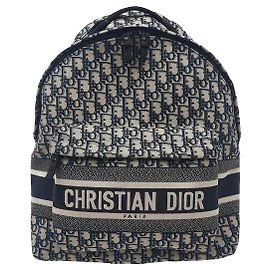 Uno zaino da viaggio caratterizzato dall'iconico motivo jacquard Oblique di Dior. Realizzato in tela tecnica impermeabile, offre un peso più leggero rispetto alla pelle e una resistenza ai graffi. A
