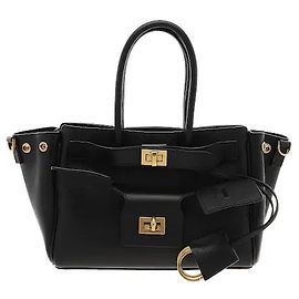 Balenciaga Realizzato in materiale di pelle morbida e liscia, questo modello offre una texture lussuosa, con i dettagli della cintura anteriore e l'incisione del logo che aggiungono un tocco sofisticato. Nonostante le dimensioni mini, l'apertura ampia e