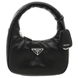 Prada Una mini borsa hobo caratterizzata da morbida pelle nappa imbottita e una silhouette voluminosa. Il suo tocco soffice si armonizza con il logo triangolare smaltato sul davanti per un look moderno ed elegante.