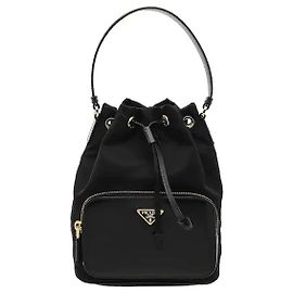Un bolso bucket que armoniza el material Re-Nylon ecológico de Prada con detalles robustos de cuero Saffiano. Fabricado con un material impermeable, ligero y resistente a las manchas, es ideal para el uso diario.