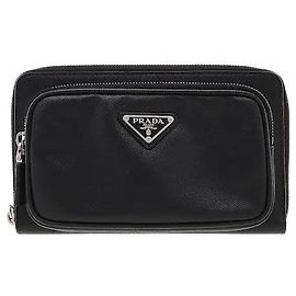 Realizzato nell'iconica pelle Saffiano di Prada, questo modello vanta un'eccezionale durata e resistenza ai graffi, distintive del suo motivo a tratteggio incrociato. In uno stile a borsa cintura che può essere indossata in vita o