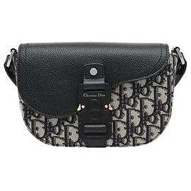 Una mini borsa a tracolla che sfoggia l'iconico motivo jacquard Oblique di Dior e il caratteristico design del lembo della linea Saddle. Il materiale in tela jacquard leggero e resistente alle macchie si armonizza con la sofisticatezza