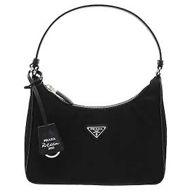 Un sac hobo emblématique réinterprétant modernement les archives de Prada. Fabriqué en Re-Nylon, il est léger et résistant aux taches, et fini avec des garnitures en cuir Saffiano pour une durabilité exceptionnelle.