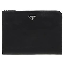 Una clutch porta documenti realizzata nell'iconica pelle Saffiano di Prada, che mette in risalto la sua distintiva trama a croce. Altamente resistente, è immune a graffi e macchie, vantando una forma eccezionale.