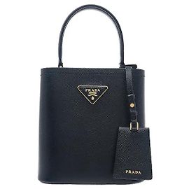 Gefertigt aus Saffiano-Leder, besticht dieses Modell durch eine kratzfeste Haltbarkeit und vermittelt die charakteristisch anspruchsvolle Atmosphäre von Prada. Die dreidimensionale Bucket-Bag-Silhouette ist einfach zu