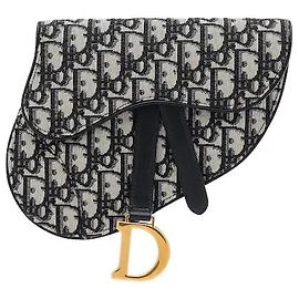 Uma mala de cintura que apresenta o icónico padrão jacquard Oblique da Dior e o design de aba distintivamente icónico da linha Saddle. Fabricada num material de lona leve e resistente, é resistente a manchas quotidianas e