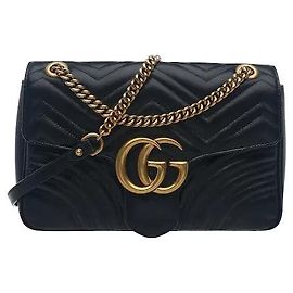 Una borsa che sprigiona un'atmosfera sofisticata ma classica grazie all'armonia dell'iconico logo double G di Gucci e del motivo trapuntato chevron. Realizzata in pelle Matelassé morbida e flessibile, offre un