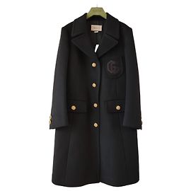 Abrigo Gucci de lana negra con botones dorados