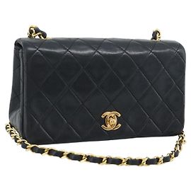 CHANEL Bolsa de Ombro Matelassé com Corrente em pele de cordeiro preta e dourada CC