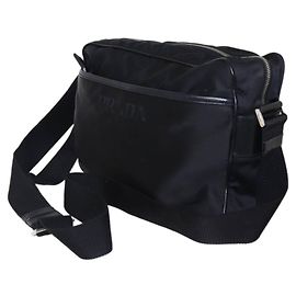 Prada Schultertasche aus Nylon in Schwarz