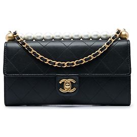 Chanel Chic Pearls Clutch aus schwarzem gestepptem Ziegenleder mit Kette