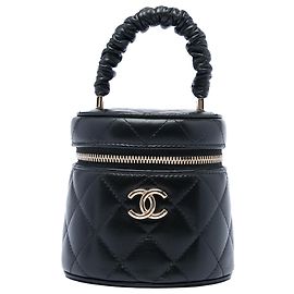 Mini Vanity Case Chanel de piel de cordero acolchada negra con asa fruncida