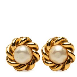 Pendientes de clip Chanel Gold chapados en oro con flores de perlas artificiales