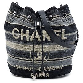 Borsa a secchiello Deauville a coulisse in tela grigia e lana a righe Chanel