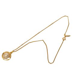 Collar Chanel con colgante redondo de logo de perlas falsas chapado en oro dorado