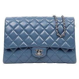 Chanel Schultertasche mit Kette und Klappe aus blauem Kaviarleder
